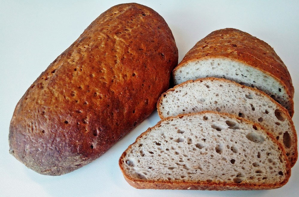<strong>Chléb Konzumní</strong>, 500g<br />
<small>také krájený balený v OA, 250g<br />
Bez LAKTÓZY<br />
min. trv. 5 dnů | OA 14 dnů<br />
Alergeny: 6 - Sójové boby a výrobky z nich</small>